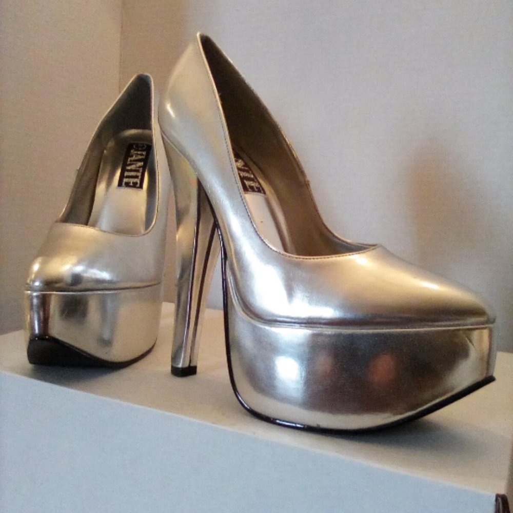 Silver metallic platform pumps. Size 7. Unworn.